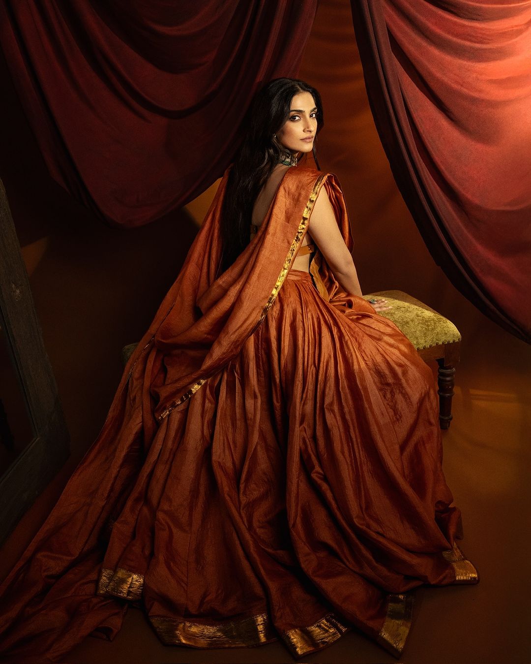 Sonam Kapoor's stunning khadi costume reflects the Earth's essence and has a connection to Karnataka