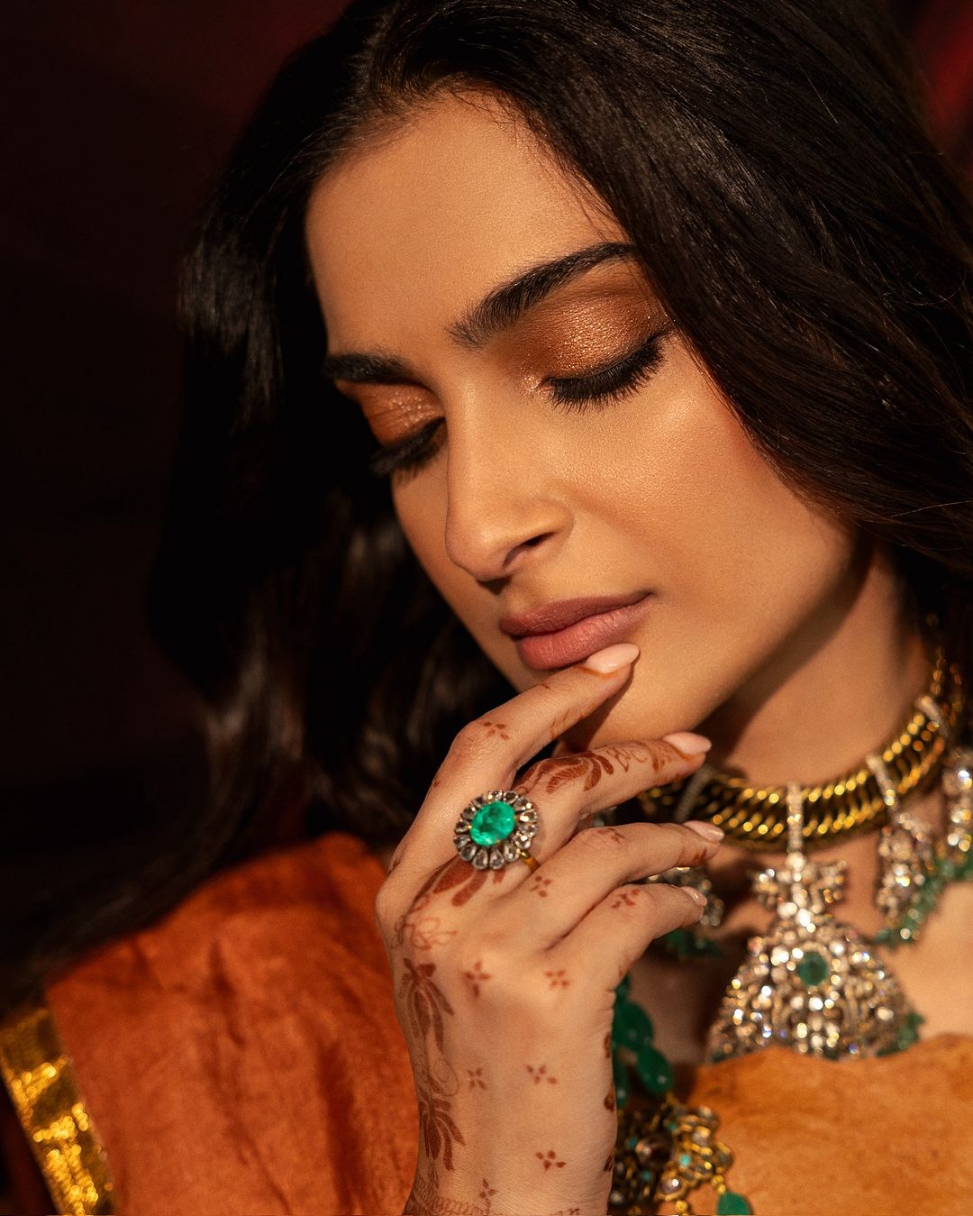 Sonam Kapoor's stunning khadi costume reflects the Earth's essence and has a connection to Karnataka
