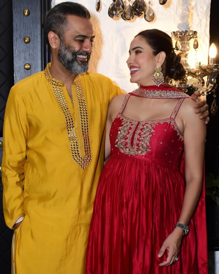 इस दौरान सोनाली ने रेड कलर का खूबसूरत सूट पहना हुआ था और वही आशीष की बात करें तो उन्होंने भी पीले रंग का कुर्ता पहना हुआ था