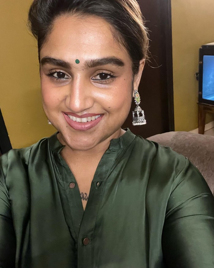 वनिता विजयकुमार ने इस रोमांटिक फोटो को शेयर करते हुए अपनी वेडिंग डेट की भी अनाउंसमेंट कर दी है