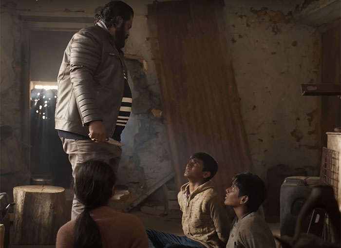 Set in the mid-2000s in a hilly town called Rettamugadu, 