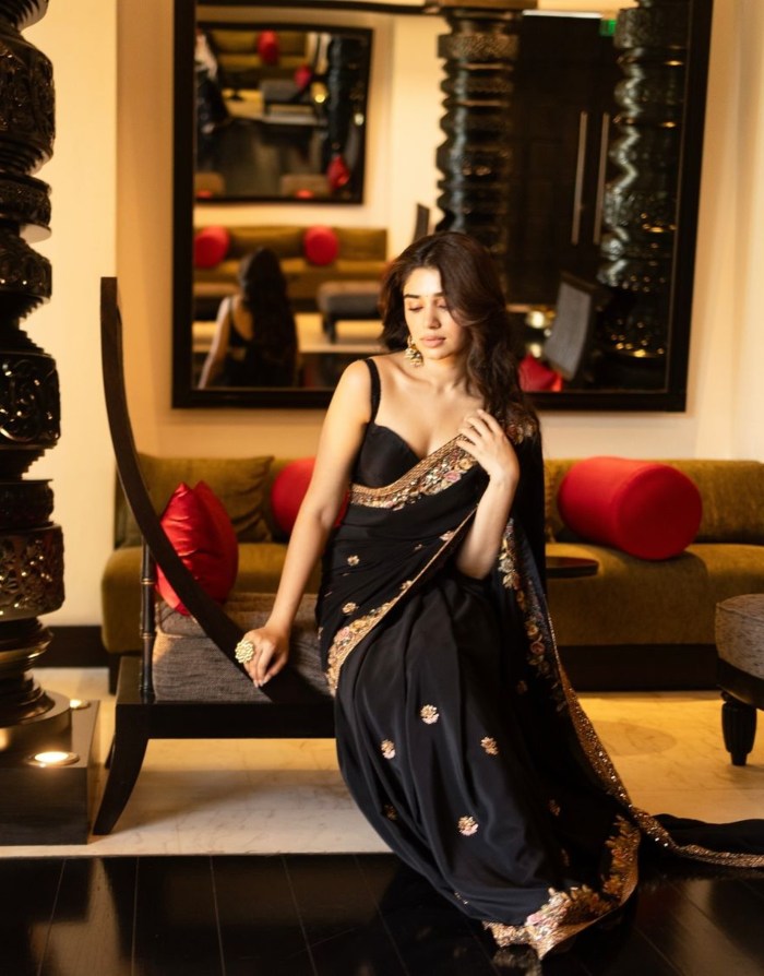 Tollywood actress Krithi Shetty Stunning look in black colour saree Photos went viral