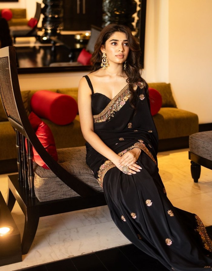 Tollywood actress Krithi Shetty Stunning look in black colour saree Photos went viral