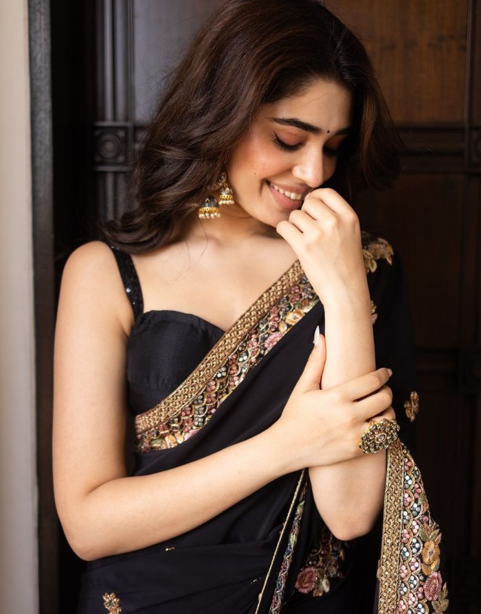 Tollywood actress Krithi Shetty Stunning look in black colour saree Photos went viral