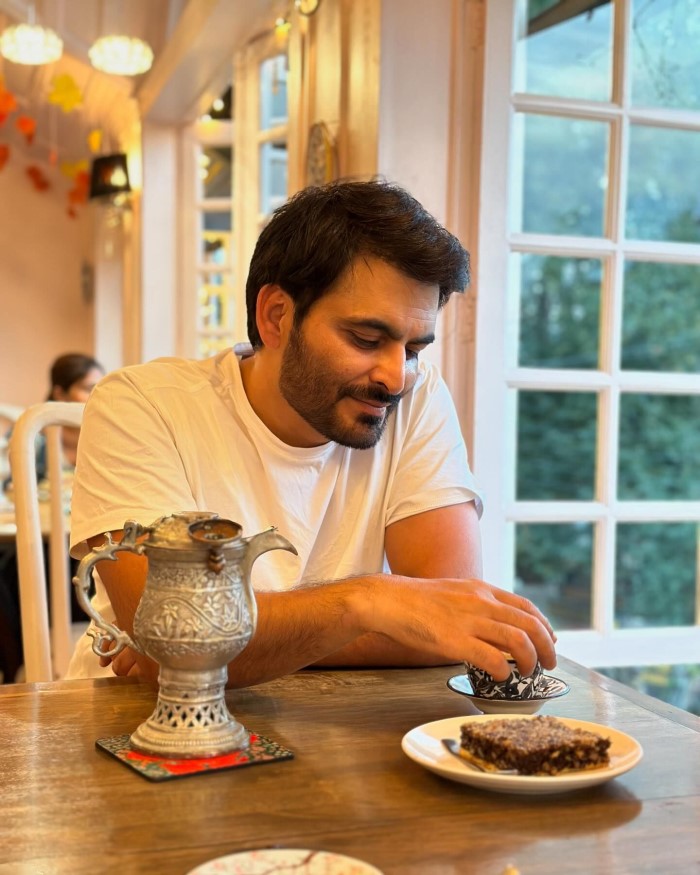 त्रिभुवन मिश्रा: सीए टॉपर वेब सीरीज से मशहूर हुए एक्टर मानव कौल के पास इस वक्त काम नहीं है और हाल ही में एक्टर ने एक वीडियो के जरिए फैंस को इस बात की जानकारी दी है।