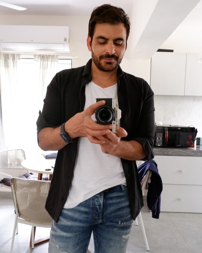 मानव ने खुद एक वीडियो को शेयर किया और इसमें वह कुछ और मजबूरों के साथ मिलकर सड़क किनारे बिजली का खंबा लगाते हुए नजर आए।