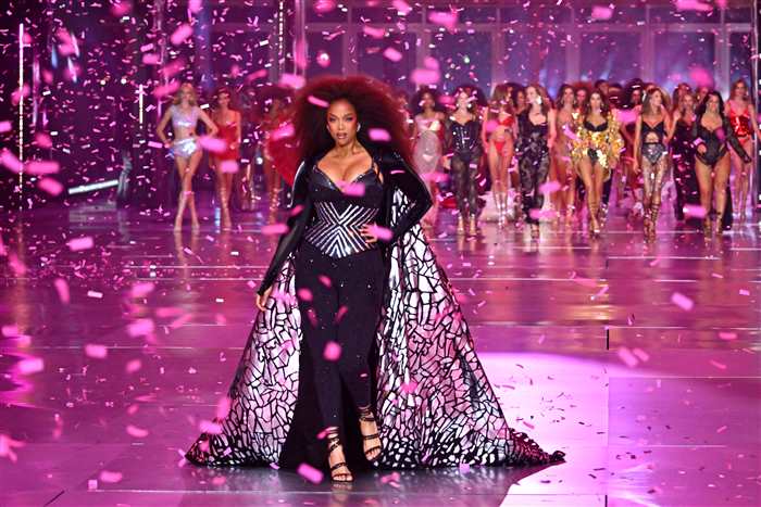 Tyra Banks Stuns in Her Return to the Victoria's Secret Fashion Show
