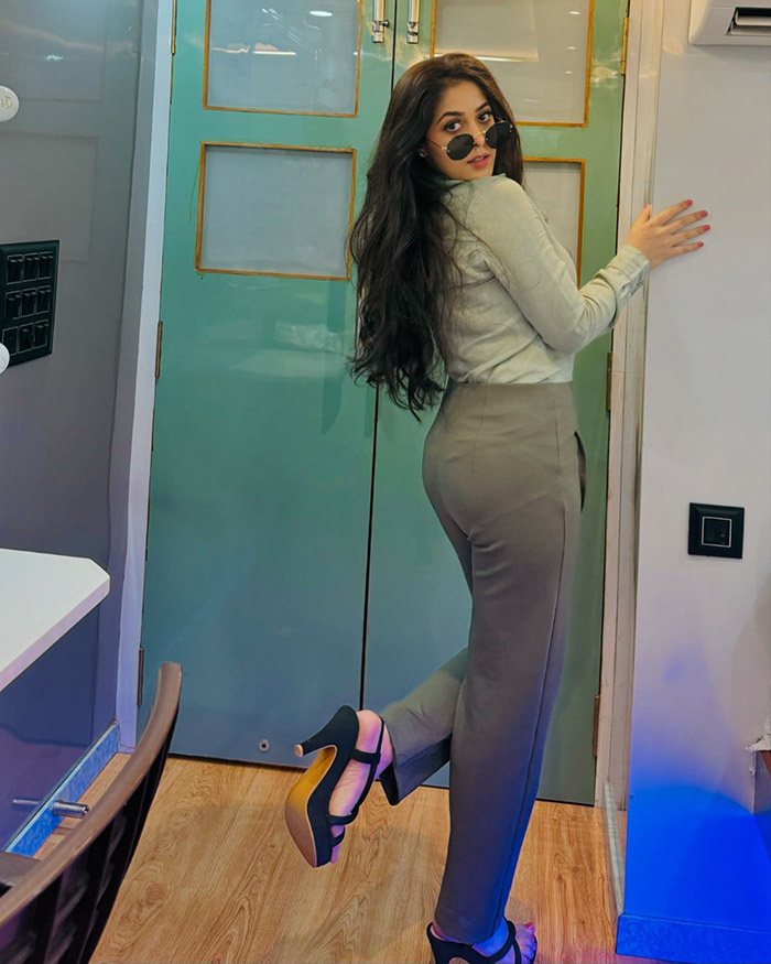 Family: Garima was born in Indore, Madhya Pradesh, to her mother Archana Jain