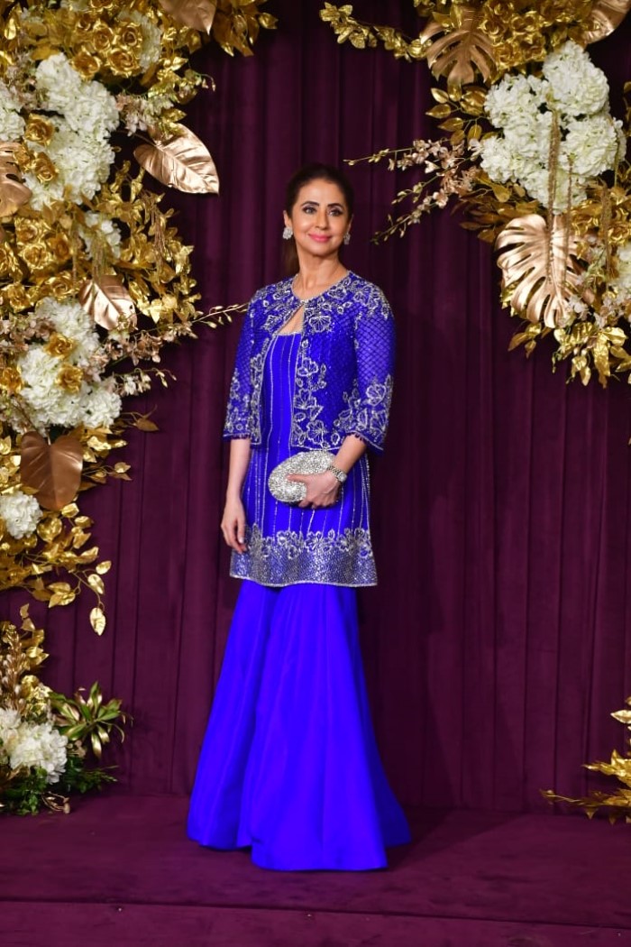 मनीष की दीवाली पार्टी में उर्मिला मातोंडकर नीले रंग की शरारा सूट पहने दिखीं
