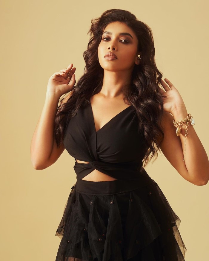 Rajinikanth's Vettaiyan movie,Dushara Vijayan plays the role of Saranya, a teacher.