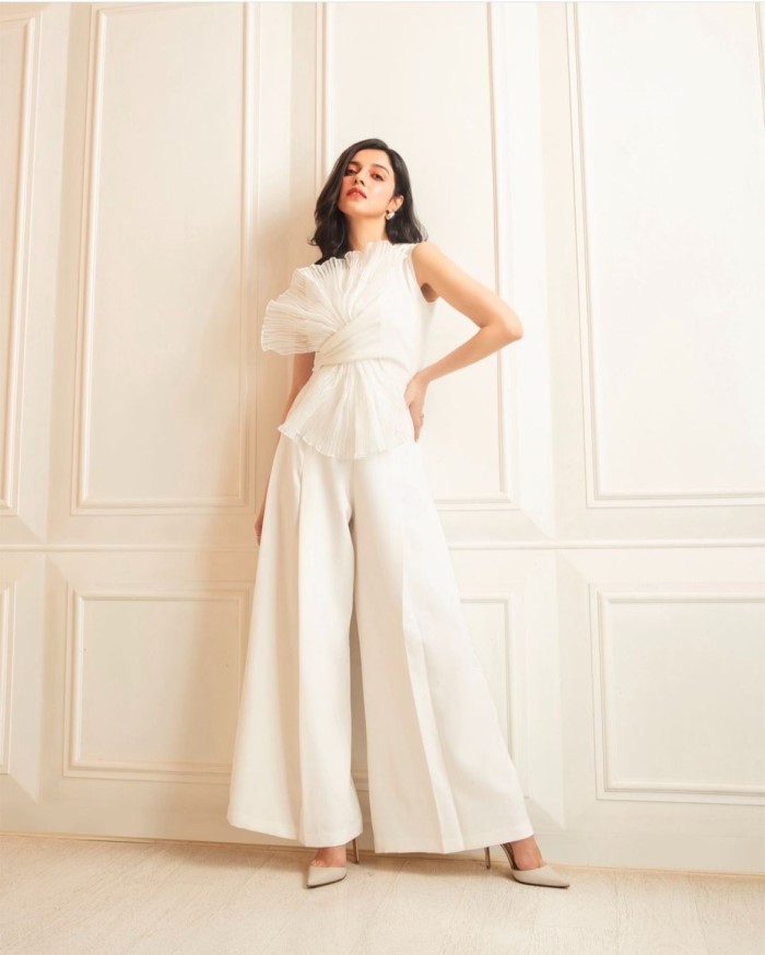 7 Times Divya Khossla Set The Ablaze With Her Mesmerizing