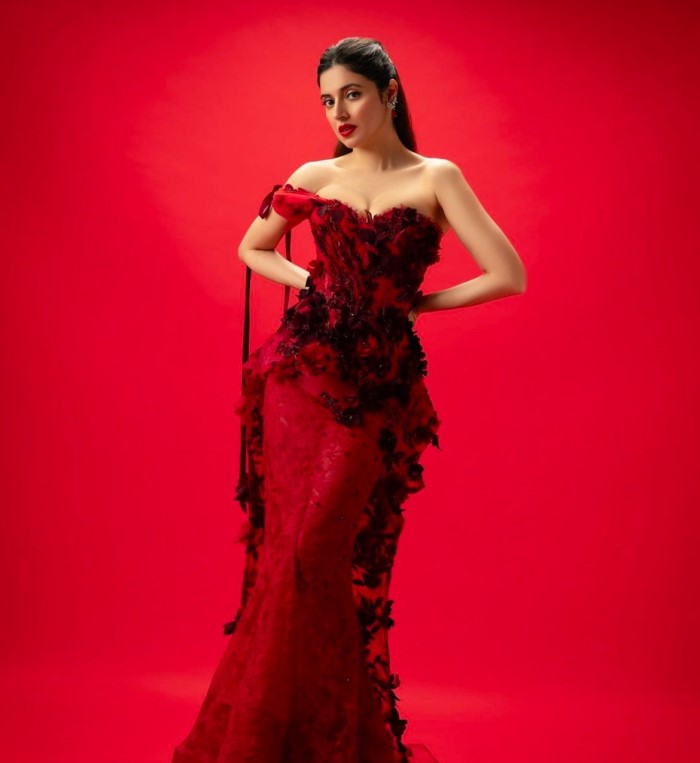 7 Times Divya Khossla Set The Ablaze With Her Mesmerizing