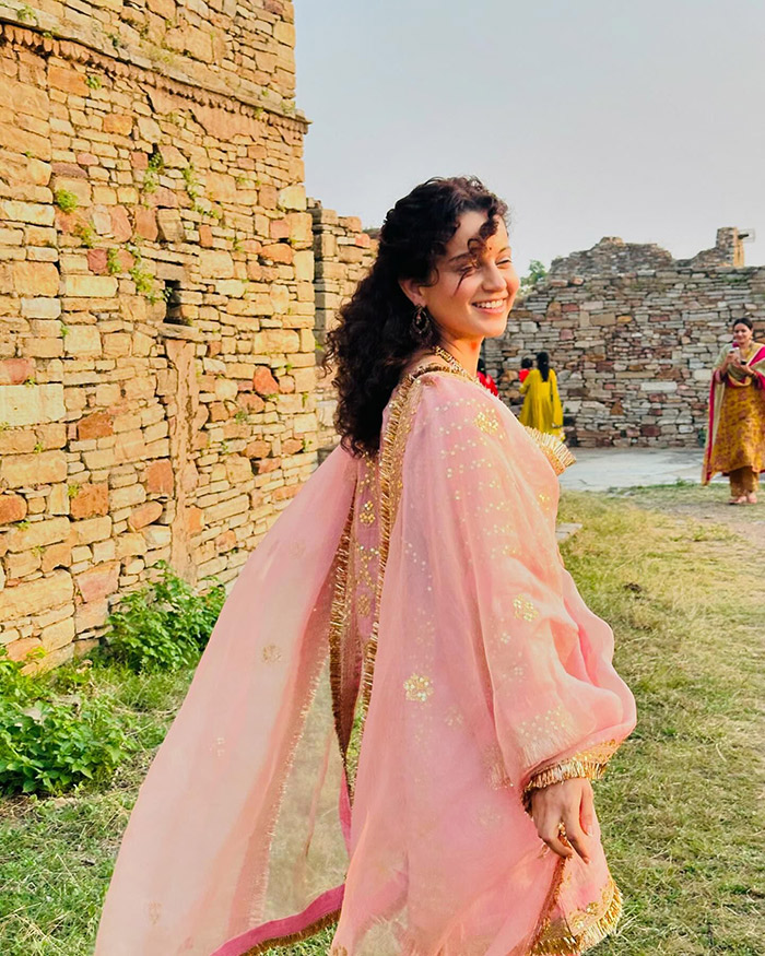 कंगना रनौत बॉलीवुड इंडस्ट्री की एक मशहूर अभिनेत्री है और आपको बता दें कि इस बात का उन्होंने खुद ही खुलासा किया था कि वह आलीशान पार्टियों में जाना पसंद नहीं करती