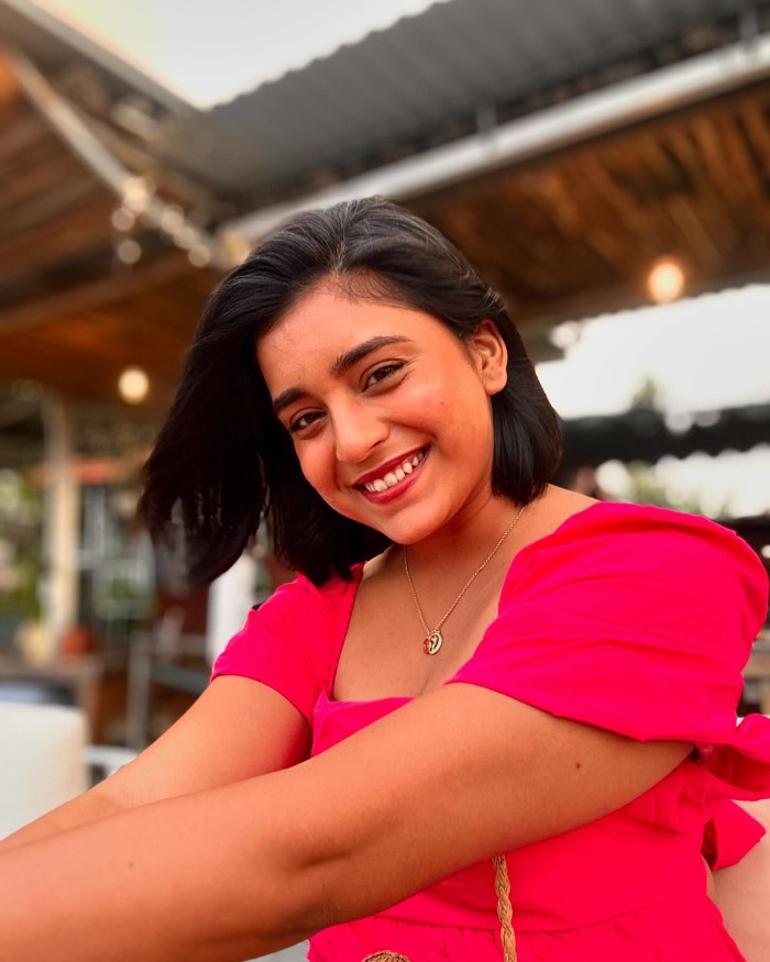 सुंबुल तौकीर खान को इमली सीरियल से अपनी एक खास पहचान हासिल हुई और आपको बता दें कि अभी के वक्त में वह लोगों के बीच में काफी मशहूर हो चुकी है। सिर्फ 19 साल की उम्र में उन्होंने अपना खुद का घर खरीदा।