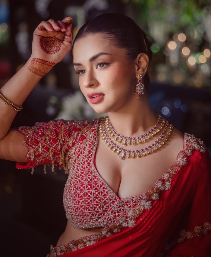 The saree was paired with a heavily embroidered blouse, showcasing exquisite craftsmanship and attention to detail.