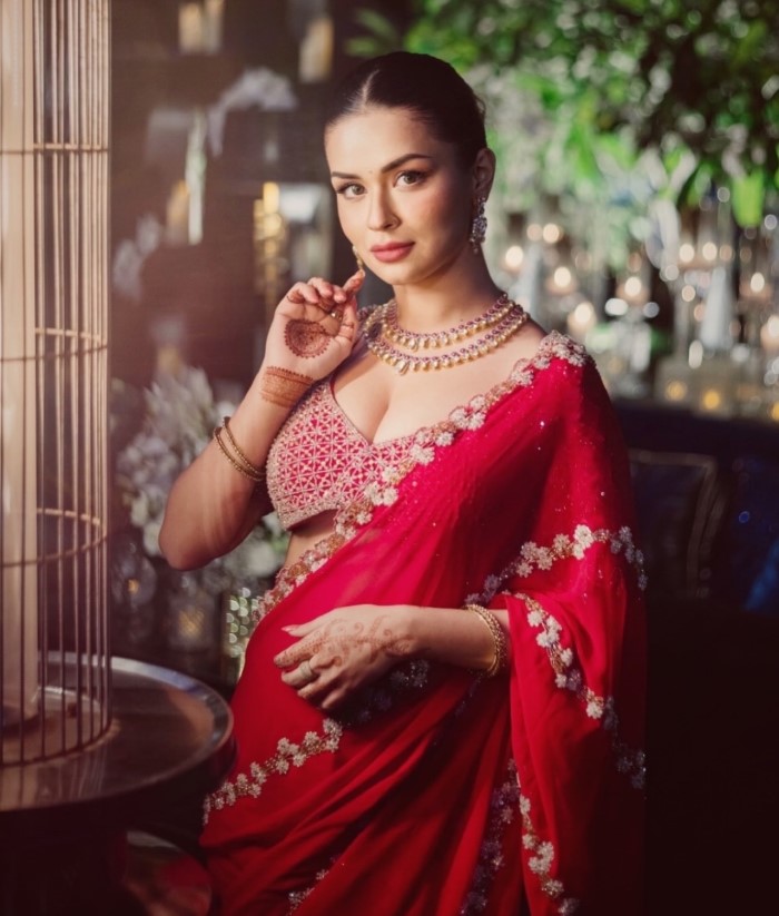 She accessorized her look with a statement necklace, earrings, and bangles, perfectly complementing her traditional ensemble.