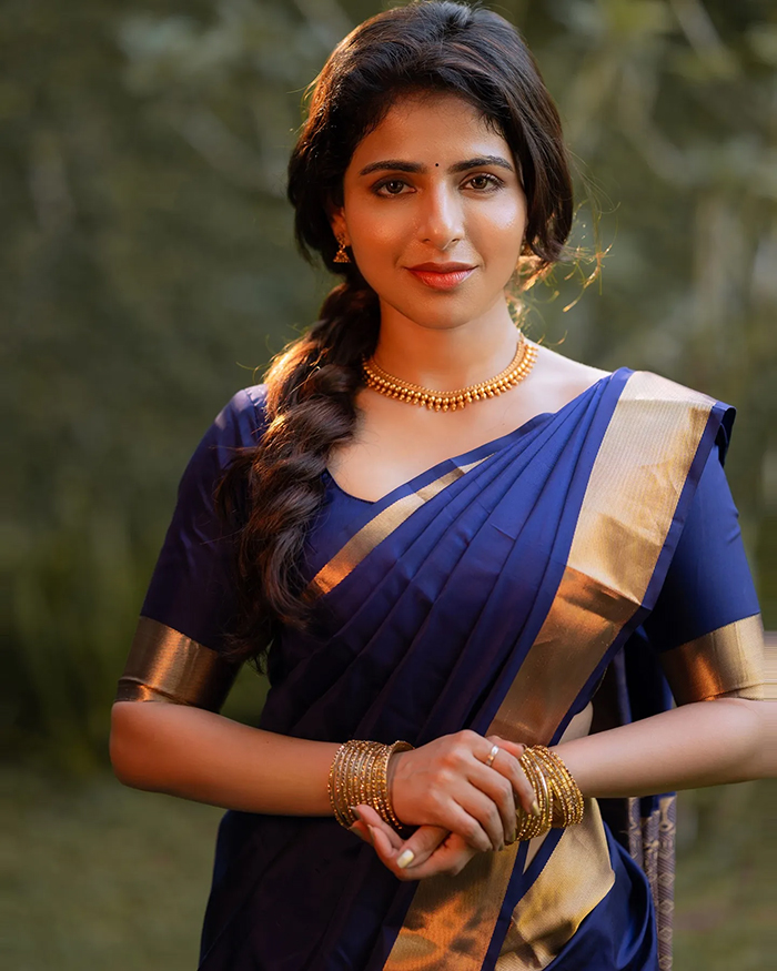 Aishwarya Menon Did a Nachunu Diwali photoshoot in a saree.