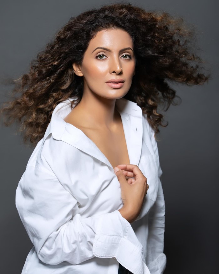 Geeta's radiant beauty is perfectly accentuated by the white backdrop.