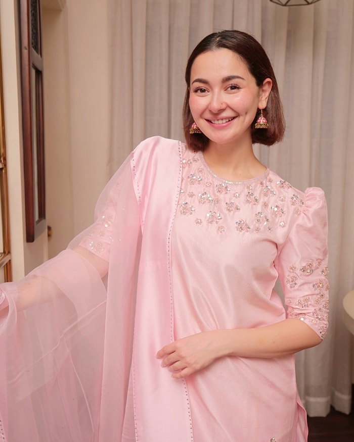 Hania comes from Rawalpindi, Punjab, Pakistan. She grew up in a close-knit Muslim family and has a younger sister named Eesha Aamir.