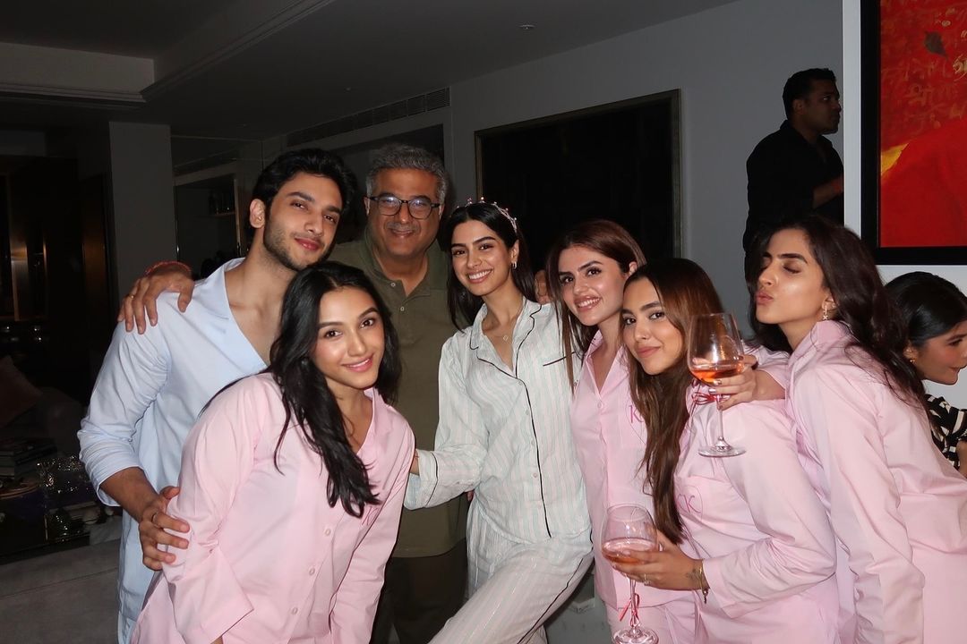 Inside Khushi Kapoor's 24th Birthday: Rumoured BF Vedang Raina Poses With Boney Kapoor & The Girl Gang