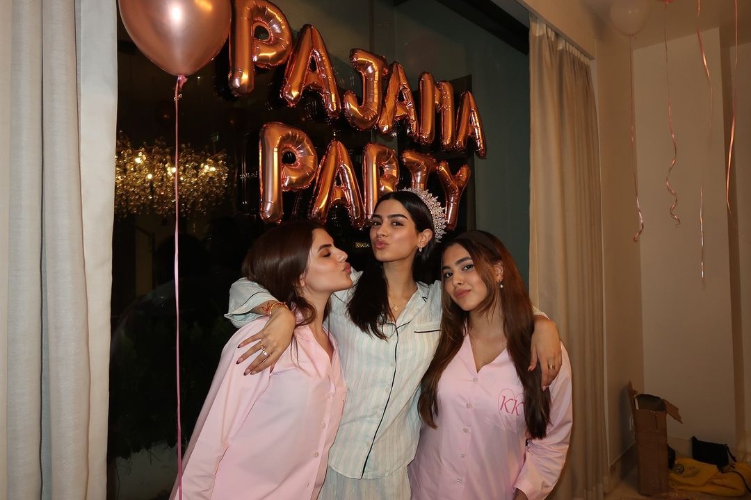 Inside Khushi Kapoor's 24th Birthday: Rumoured BF Vedang Raina Poses With Boney Kapoor & The Girl Gang