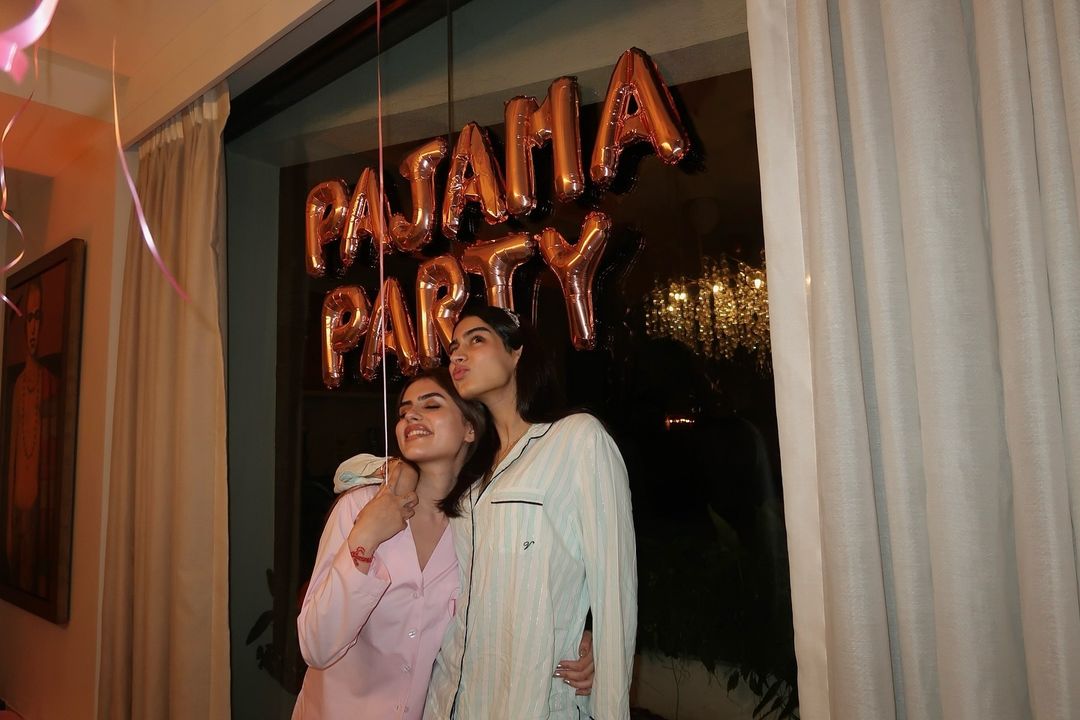 Inside Khushi Kapoor's 24th Birthday: Rumoured BF Vedang Raina Poses With Boney Kapoor & The Girl Gang