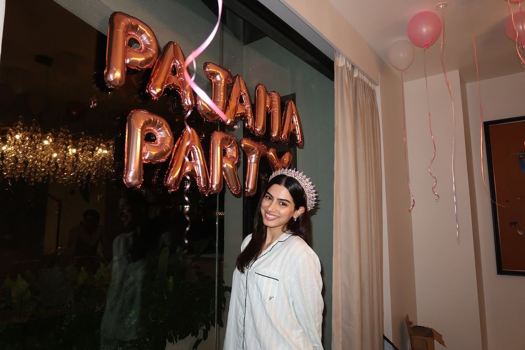 Inside Khushi Kapoor's 24th Birthday: Rumoured BF Vedang Raina Poses With Boney Kapoor & The Girl Gang