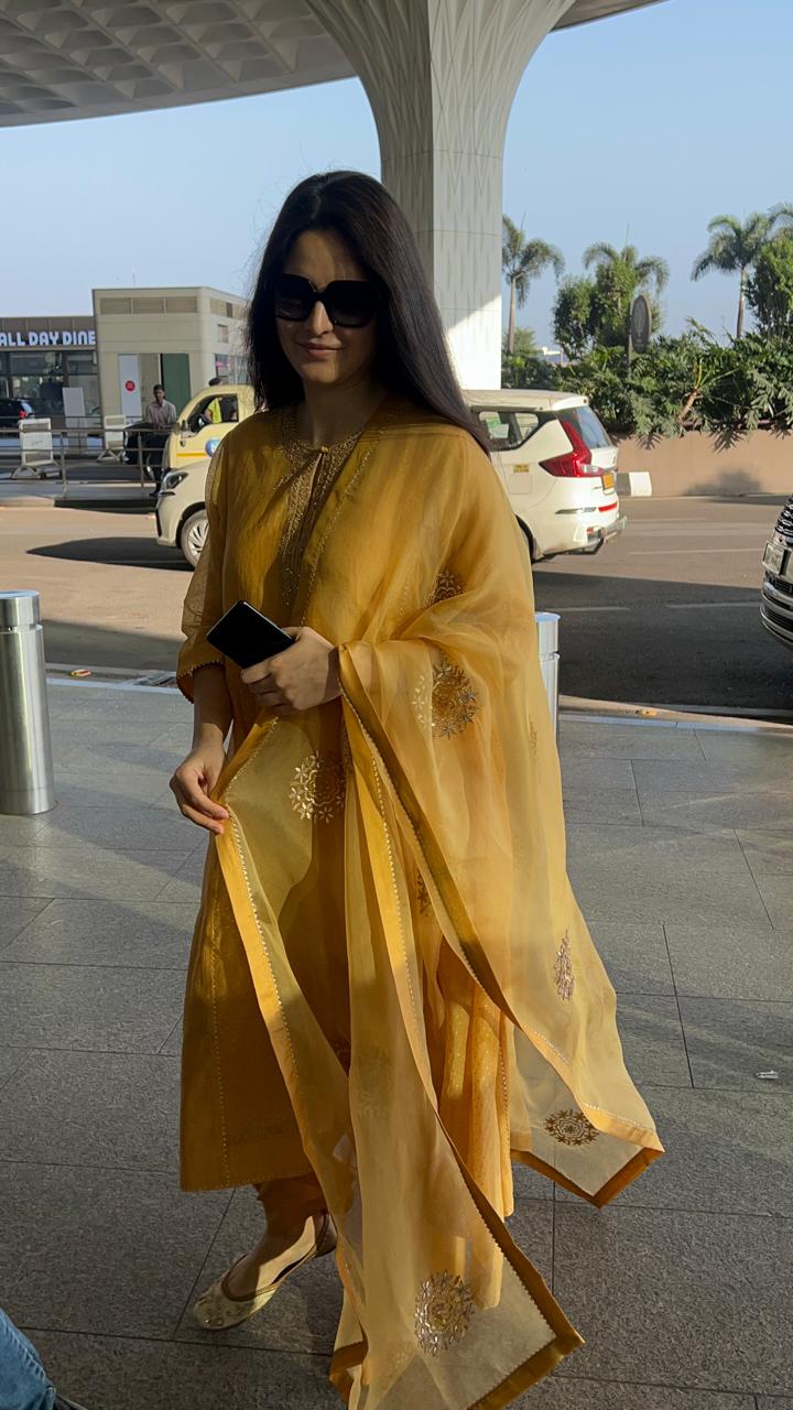 Katrina Kaif Stuns In A Yellow Punjabi Suit As She Rushes To Catch A Flight At Mumbai Airport