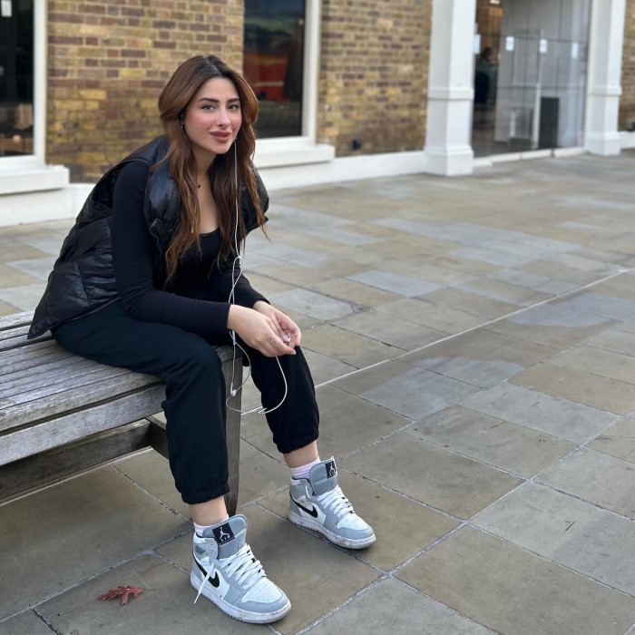 लेकिन माहिरा शर्मा का कहना है कि वह शादी के बाद में अपने सास ससुर की सेवा करना चाहती हैं और उनके पैर छूकर उनका आशीर्वाद भी लेना चाहती हैं। वह अपनी मांग में सिंदूर लगाना चाहती हैं।