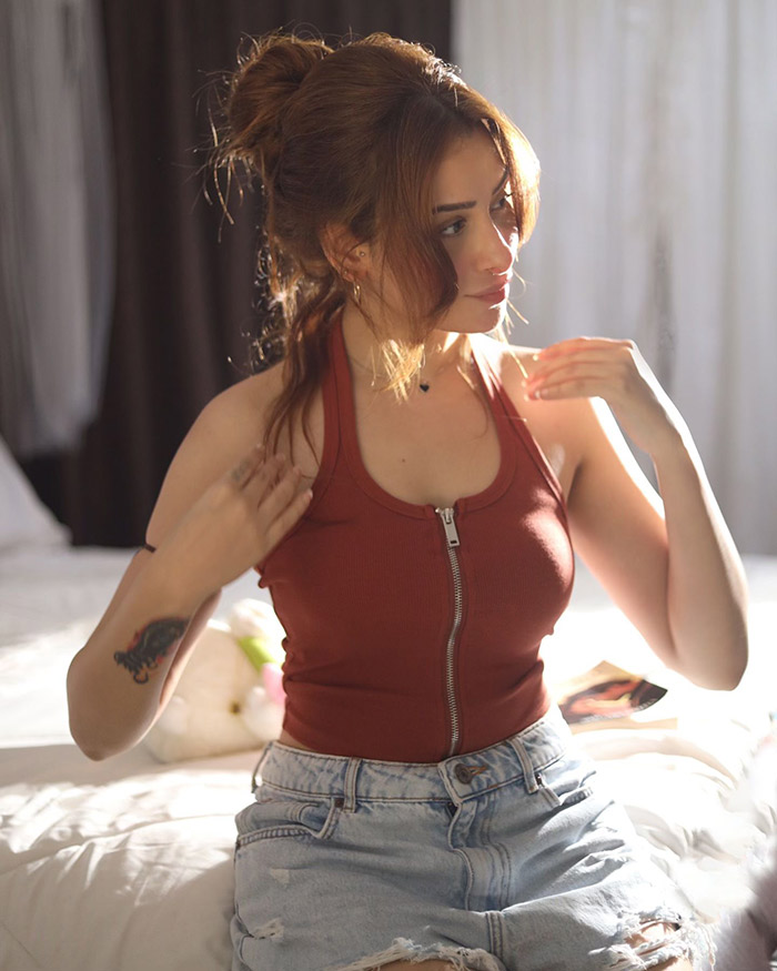 मशहूर अभिनेत्री और रियलिटी शो से फेमस हुई माहिरा शर्मा अभी के समय पर लोगों के बीच में चर्चा का विषय बनी हुई है। वह अपनी निजी जिंदगी को लेकर भी पॉपुलर रहती है। पिछले साल ही उनका पारस छाबड़ा के साथ में ब्रेकअप हुआ था।