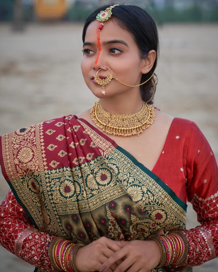 तस्वीरों में मनीषा रानी को समंदर किनारे लाल साड़ी पहने हुए हाथ में पूजा का सामान और नाक से सिर तक सिंदूर लगे हुए देखा जा सकता है