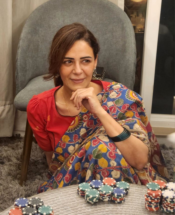 मोना सिंह टीवी की एक मशहूर अभिनेत्री है और आपको बता दें कि उन्होंने 'जस्सी जैसी कोई नहीं' सीरियल से लोकप्रियता हासिल की थी