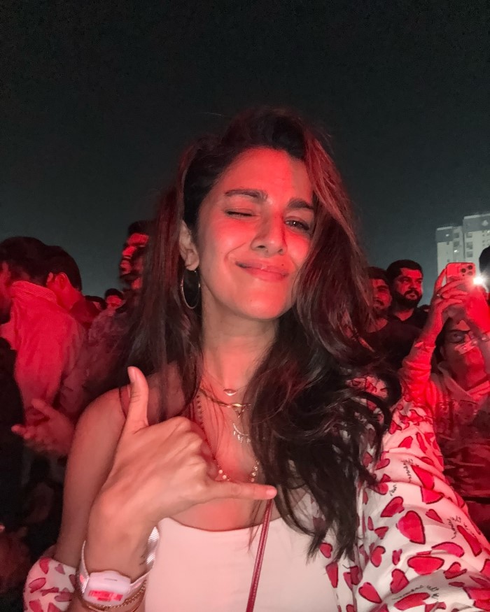 वहीं इन खबरों के बाद से निमरत कौर जमकर सुर्खियों में बनी हुई हैं। उनके वीडियो और उनके पोस्ट आते ही वायरल हो जाते हैं