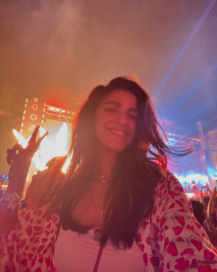 जी हां, निमरत कौर दिलजीत का कॉन्सर्ट अटेंड करने के लिए पूणे गई हैं। जहां से उन्होंने कई तस्वीरें अपनी सोशल मीडिया पर शेयर की हैं जहां साफ देखा जा सकता है कि वह दिलजीत के कॉन्सर्ट को कितना एंजॉय कर रही हैं।