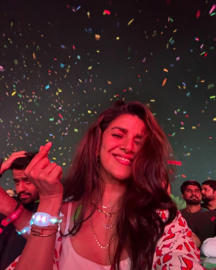 वहीं अगली क्लिप में देखा जा सकता है कि निमरत कौर इस कॉन्सर्ट में कूदती नजर आ रही हैं। निमरत का एक्साइटमेंट यह दिखा रहा है कि उन्हें दिलजीत के गाने कितने पसंद हैं।