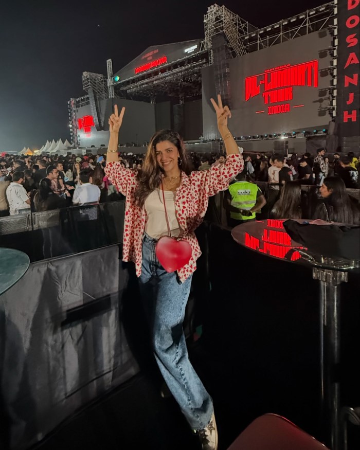 निमरत ने अगली तस्वीर दिलजीत की शेयर की है। जहां दिलजीत बड़ी स्क्रीन पर देखे जा सकते हैं