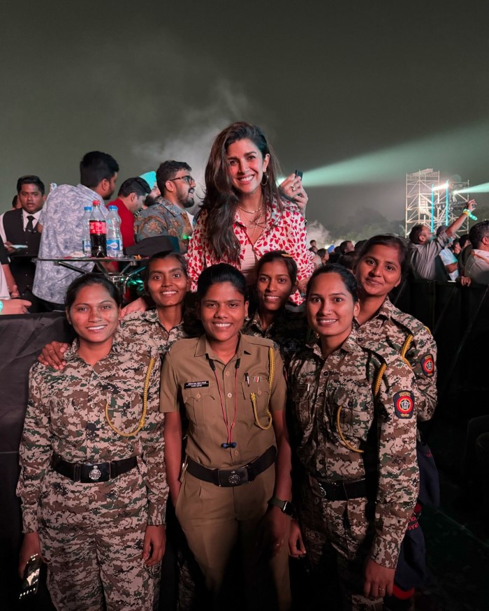 वहीं इस तस्वीर में देखा जा सकता है कि निमरत कौर फैन्स के साथ तस्वीर खिंचवाती नजर आ रही हैं