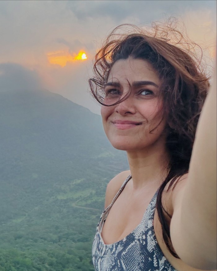 निमरत कौर हाल ही में वेकेशन पर गई हुई हैं। जहां से उन्होंने खूबसूरत तस्वीरें शेयर की हैं। पहली तस्वीर में देखा जा सकता है कि निमरत कौर खूबसूरत बादलों के बीच सेल्फी लेती नजर आ रही हैं।