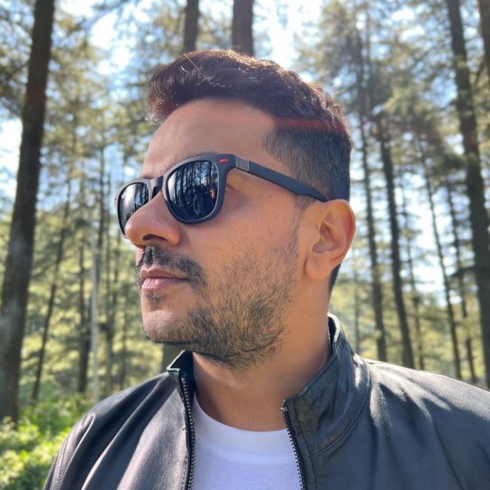 चरित देसाई भी बॉलीवुड के एक मशहूर असिस्टेंट डायरेक्टर है। इसी के अलावा उन्होंने प्रियंका चोपड़ा