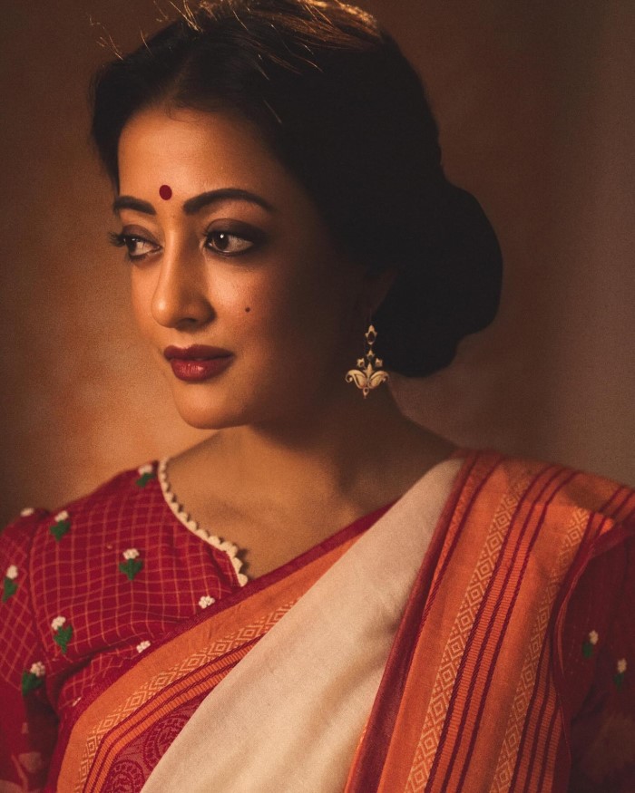 जानकारी के लिए आपको बता दें कि रायमा सेन ने बंगाली सिनेमा में काफी बेहतरीन काम किया है और अभी के वक्त में वहां पर वह एक्टिव भी है