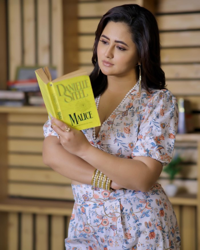 रश्मि देसाई को टीवी इंडस्ट्री में काफी अच्छी खासी पहचान मिली है और आपको बता दें कि यहां पर आने से पहले उन्होंने बी ग्रेड फिल्मों में काम भी किया है। इसके अलावा वह भोजपुरी की टॉप एक्ट्रेस भी रह चुकी है।