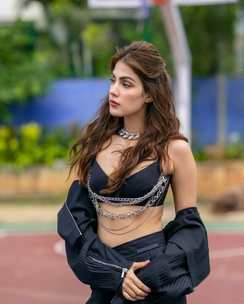 Rhea's outfit effortlessly combines streetwear and high fashion, making her look both stylish and comfortable.