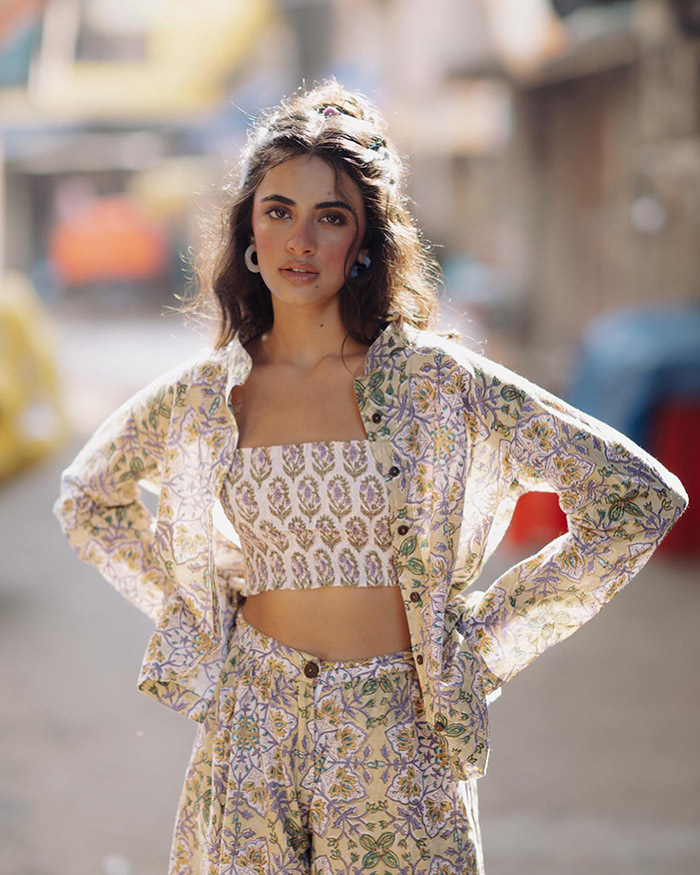 As of now, Rhea Singha is not known to be in a relationship. She prefers to keep her personal life private and remains focused on her career and commitments.