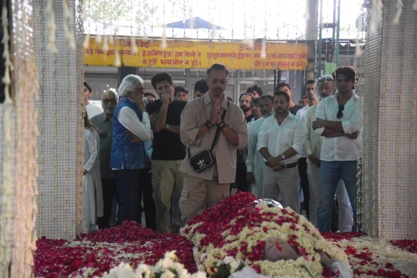 His funeral saw attendance from close family, friends, and admirers from the fashion industry.