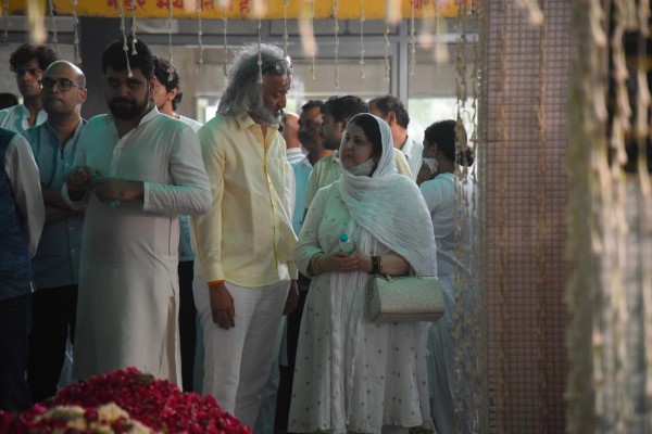 His mortal remains were kept at his Defence Colony residence, where many prominent personalities paid their final respects.