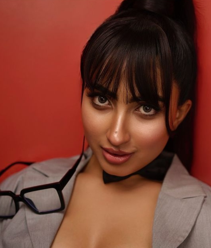 Saanya iyer's glamorous corporate look photoshoot goes viral