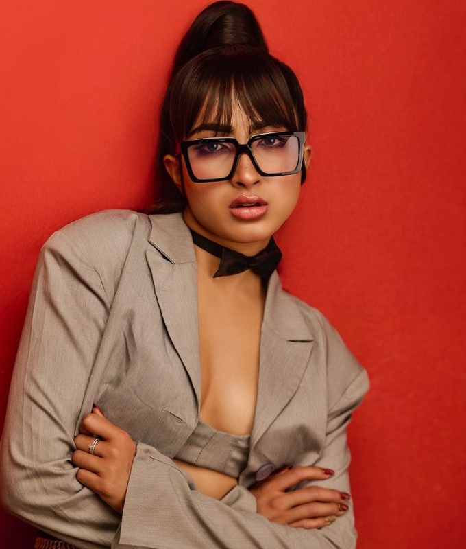 Saanya iyer's glamorous corporate look photoshoot goes viral