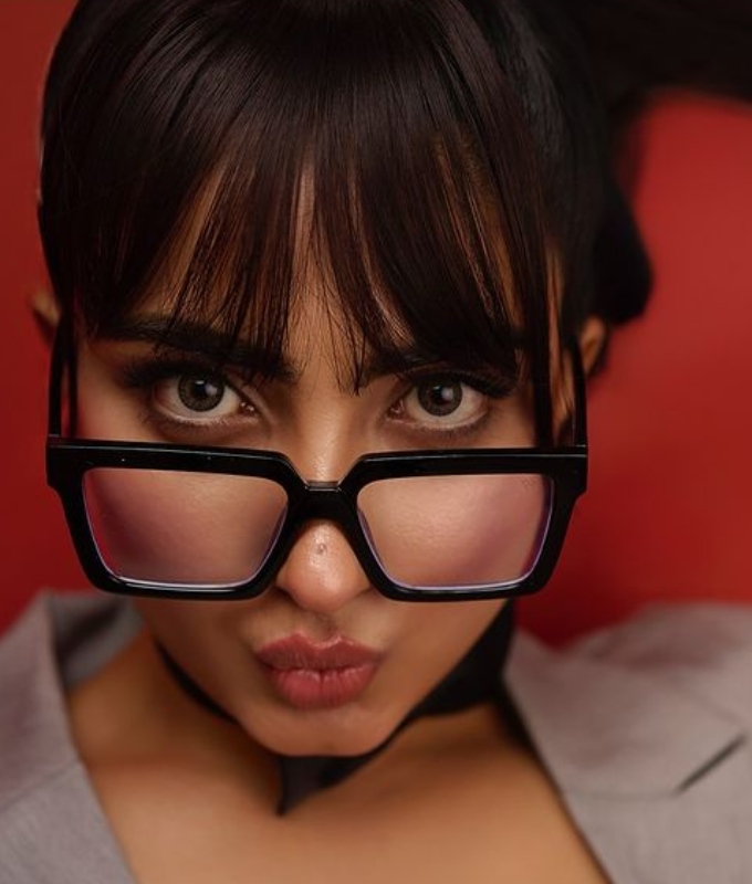 Saanya iyer's glamorous corporate look photoshoot goes viral