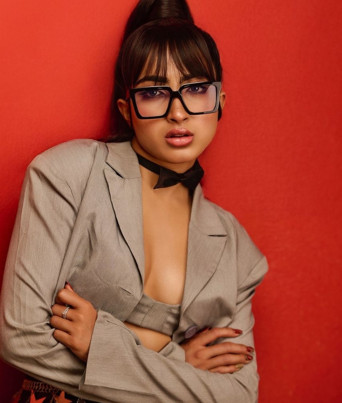 Saanya iyer's glamorous corporate look photoshoot goes viral