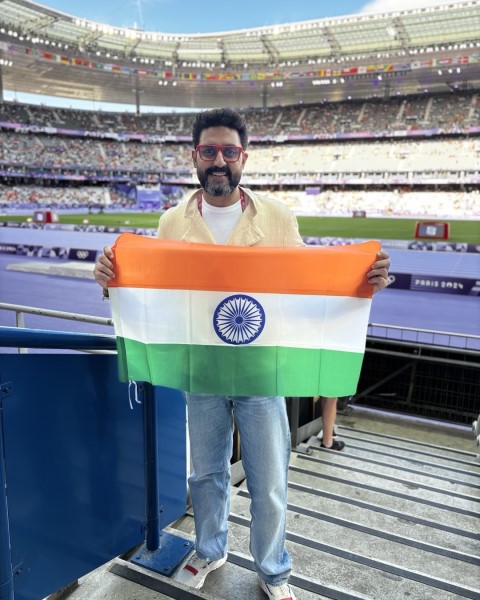 अभिषेक बच्चन भी बॉलीवुड के एक मशहूर अभिनेता है और अमिताभ बच्चन के इकलौते बेटे हैं।